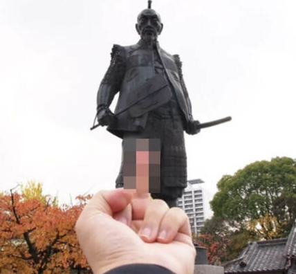 大阪城の秀吉像に“中指”を立て…　韓国旅行者の「日本」人気に難クセ、ありえない投稿の数々が