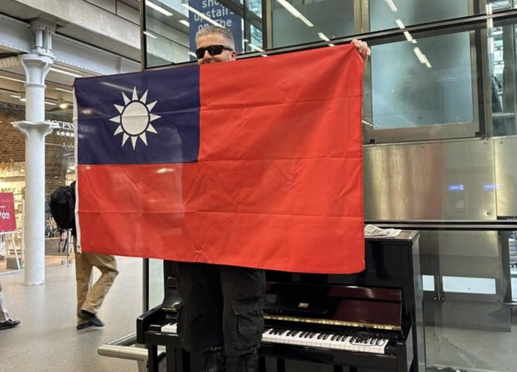 【台湾】英国人ピアニスト、駅に設置のピアノ前で中華民国国旗掲げる 外交部「歓迎」
