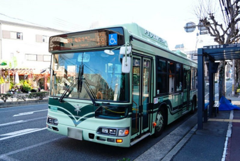 【京都】市バスに「最年少19歳の運転手が誕生！」規制緩和で実現