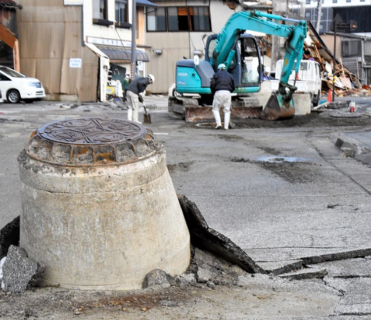 道路に飛び上がるマンホール、高さ1.2mのものも　車も復興も阻む