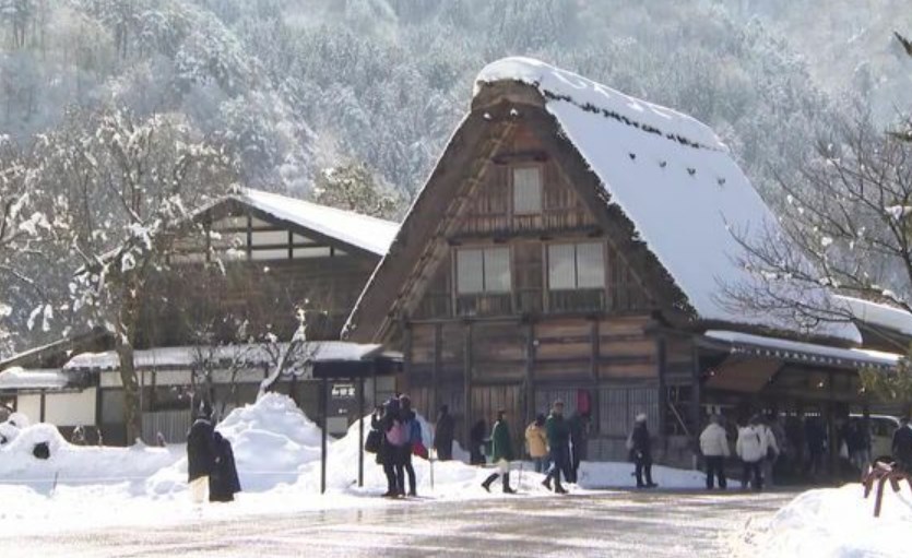 雪景色の白川郷に観光客が殺到　観光客のマナー違反が日本の原風景に大きな影響も…　岐阜・白川村