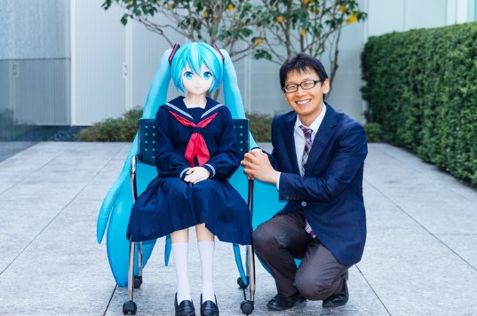 初音ミクと結婚した40歳男性がふたりでバレンタインデーだけ祝わない理由「どうすることもできない格差に男性が直面するイベント」