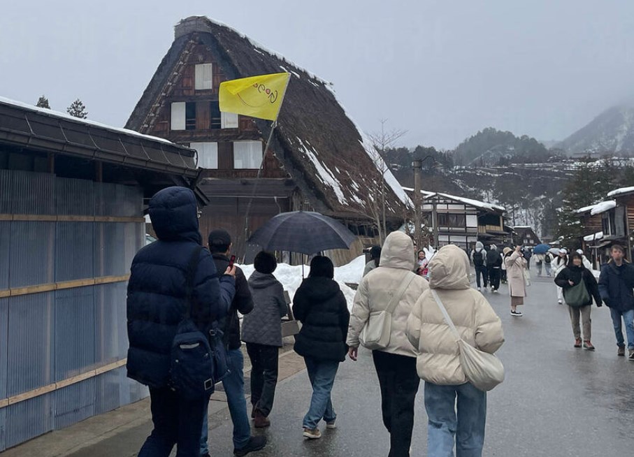 【観光公害】「カイロを便器に流され週に何度も修理」「私有地で勝手に雪遊び」　中国人観光客に人気の白川郷の住民が嘆く