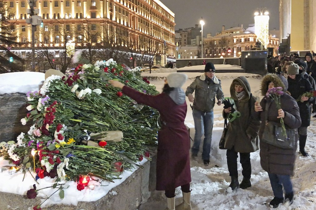 プーチン政権批判　ナリワヌイ氏を追悼した100人拘束　ロシア国内不穏に