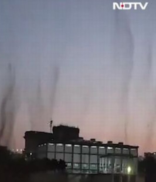 インド怖すぎ！蚊の大群が発生、上空で何本もの渦を巻く【動画】