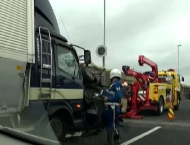 首都高速　トラック2台に車が挟まれる事故