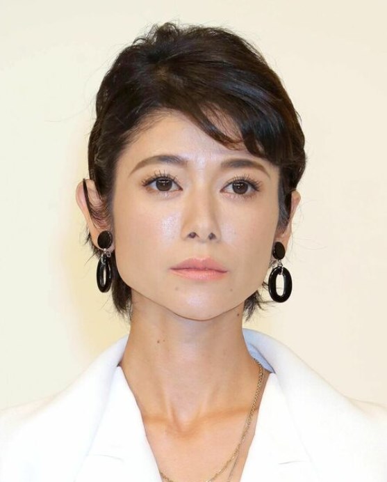 【動画あり】　女優の真木よう子がインスタライブでピーポ君を振り回して暴れる