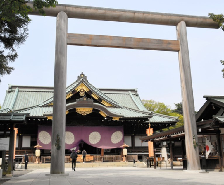 【朝日新聞】海自が靖国神社に集団参拝　練習艦隊の隊員　幕僚長「自由意思」