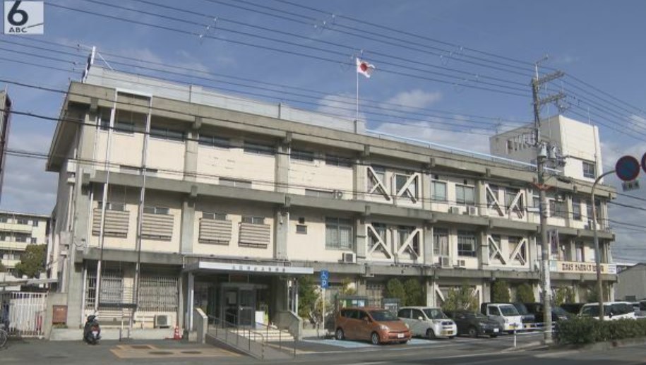 【事件】駅ホームで女性車掌につば吐きかけた疑い　４３歳会社員を逮捕　列車窓から顔を出し指差し確認中に被害　３日後にも口に含んだアルコール飲料を別の車掌に…