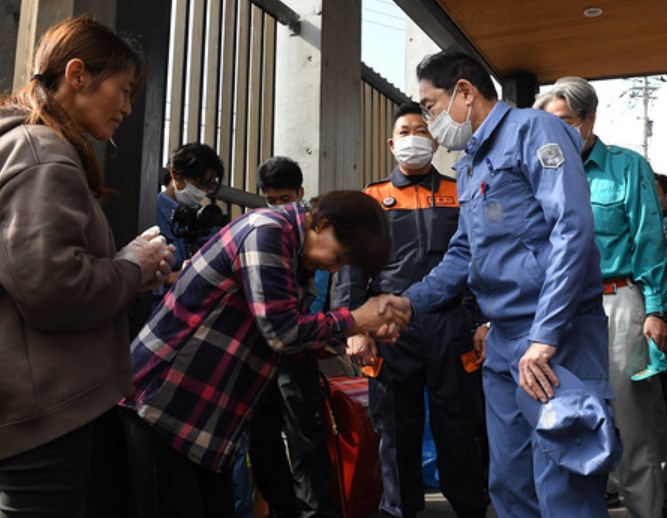 【能登地震】岸田首相、穴水町の避難所視察