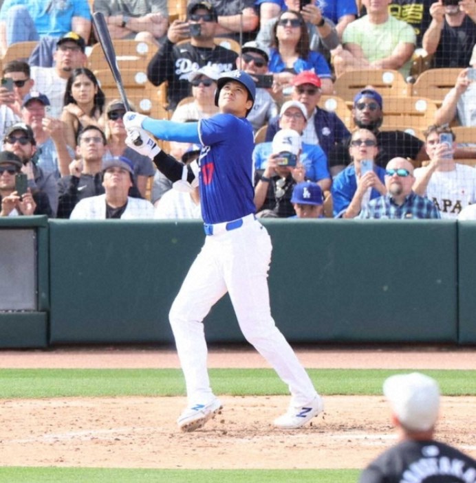 【MLB】魅せた！大谷翔平がドジャースデビュー戦で初本塁打　第3打席で左翼席へ188日ぶりアーチ　ファン総立ち