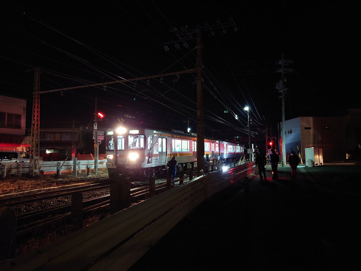 【画像】電車と乗用車が踏切で衝突、脱線。飯田線