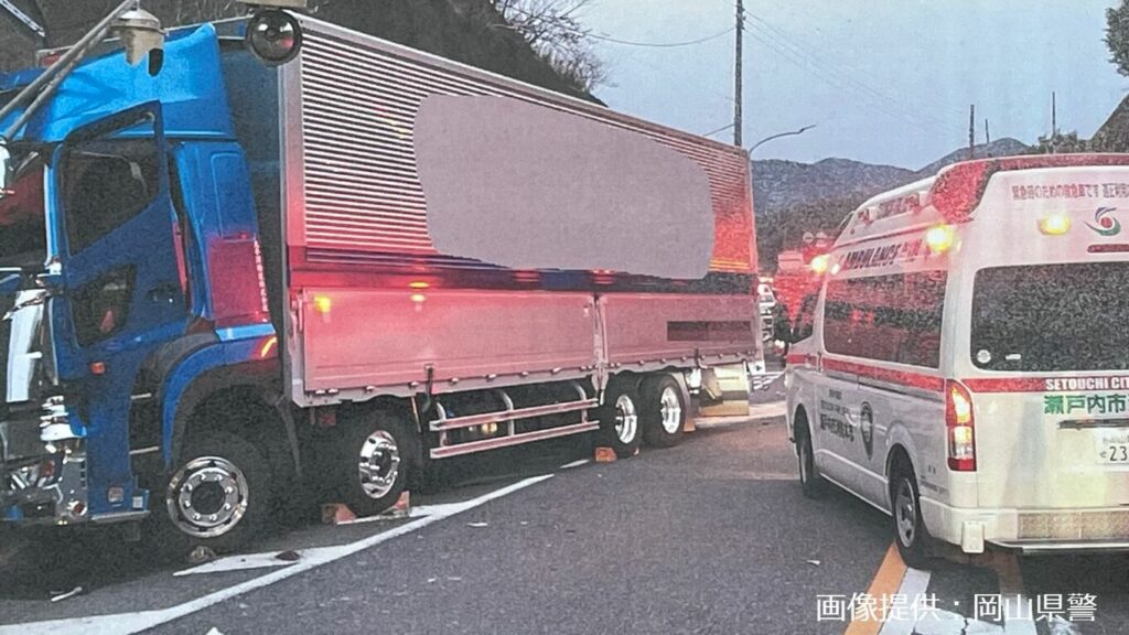 【画像】軽自動車が大型トラックと正面衝突。木っ端微塵になり