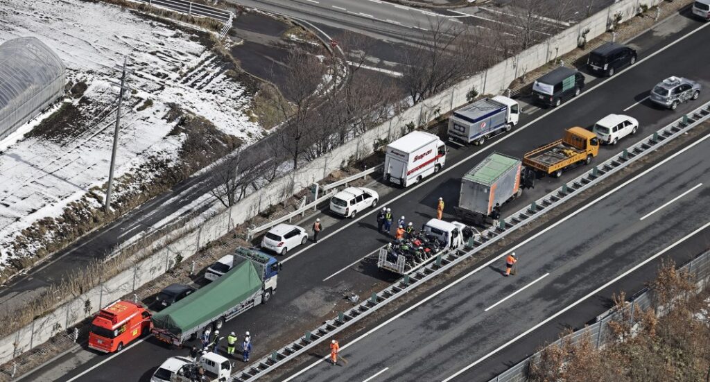 上信越道で多重事故、1人死亡　10人以上負傷か、長野・小諸