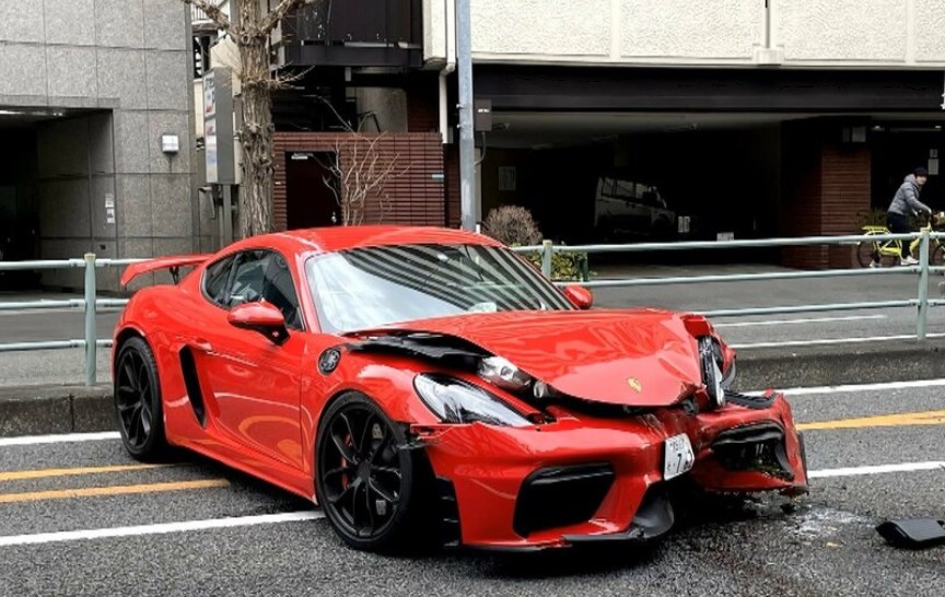 【東京】赤いポルシェが街路樹に衝突　運転手の40代男性を病院搬送