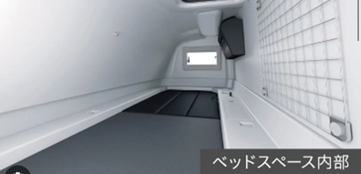 大型トラックの「謎の部屋」どんなトコ？ 窓は見えるけど…内部はどうなってる？ 実際の使い方とは