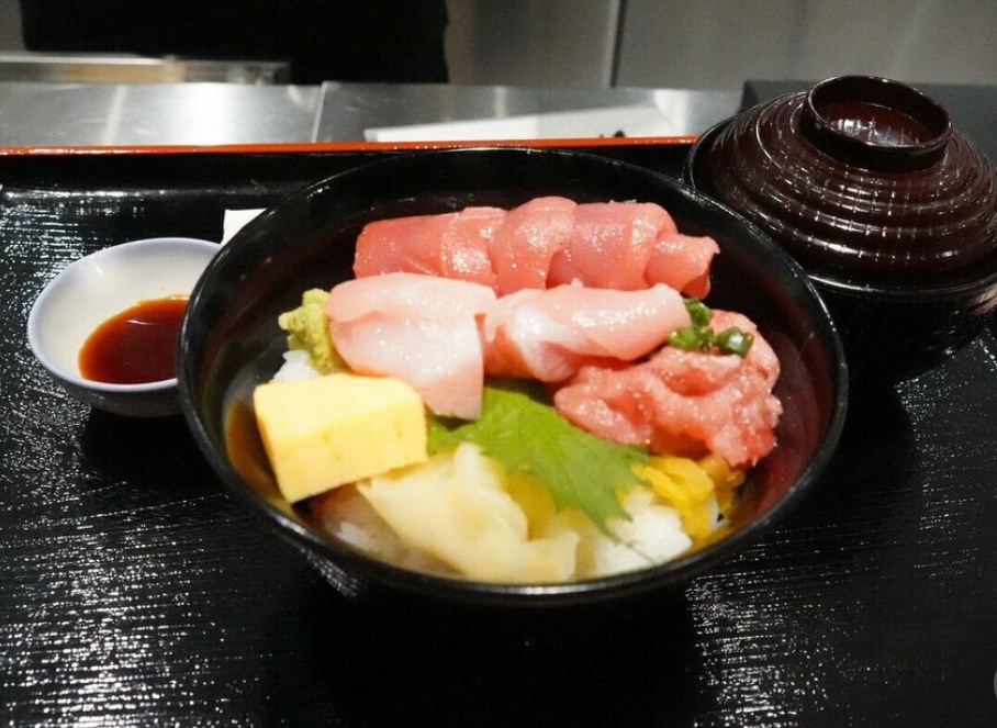 18000円のうに丼も…豊洲の「インバウン丼」は適正価格なのか　店員は「ボッタクリ丼だと思うなら、そう思えばいい」