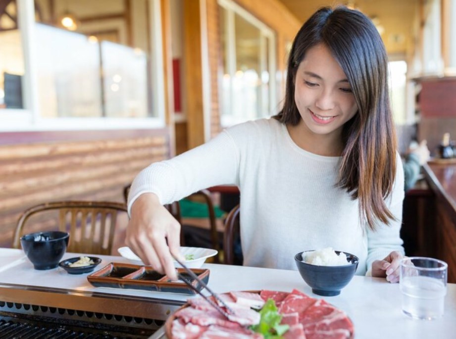 【経済】現代人は「ひとり行動」が好きだった！？ひとり客は歓迎される時代！おひとりさまで消費を楽しもう