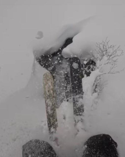 GoProカメラを付けたスキーヤーが北海道で「雪の中にある滝」に落ちる恐怖体験