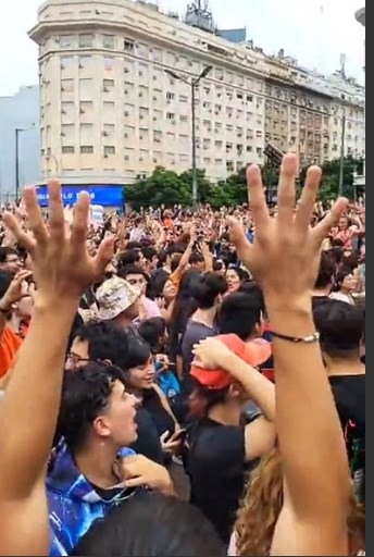 アルゼンチンの広場にドラゴンボールファンが大集結　「元気玉ポーズ」「主題歌熱唱」で鳥山明さんに別れ