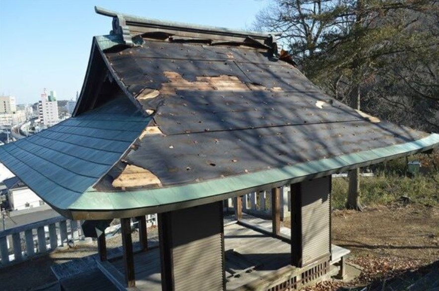 【これは酷い】足利市内の無人神社で屋根の銅板はがされる　窃盗か、被害相次ぐ