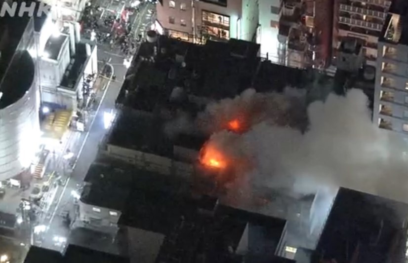 【大阪】ミナミの繁華街 ビルの一部焼ける火事 消防隊員1人軽傷