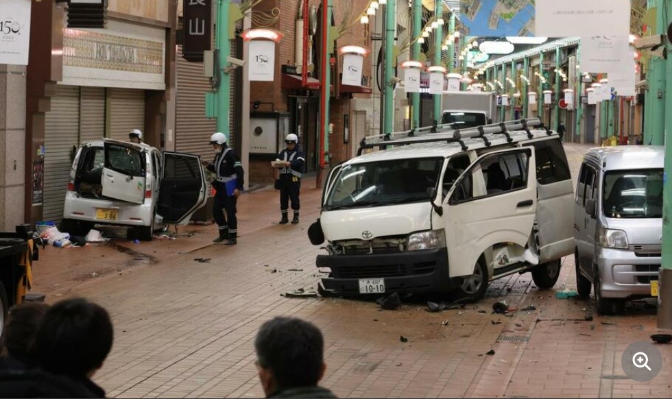 【神戸】元町商店街アーケード内で車衝突、3人死傷　「暴走した」87歳運転の車が歩行者道に進入　助手席の妻死亡