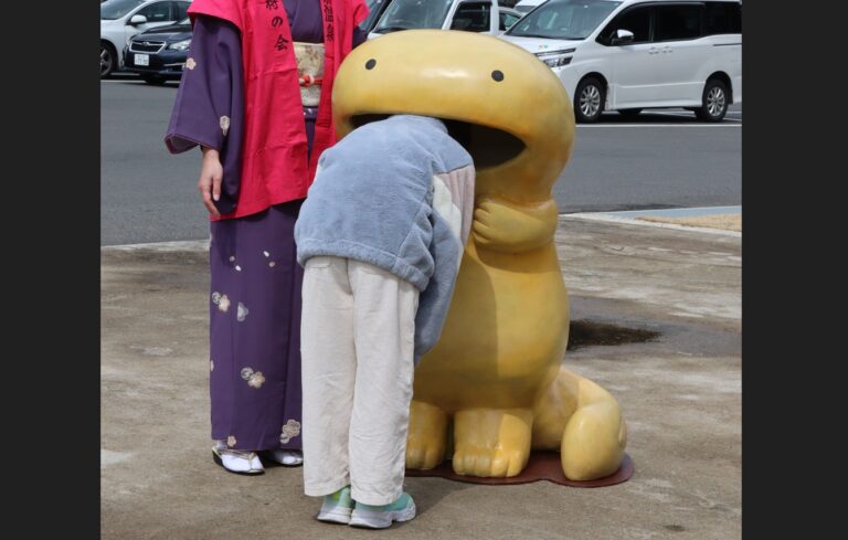 親子でぱっくん！　目の前に来ると食べちゃうぞ　温泉街に新たなモニュメント／岡山