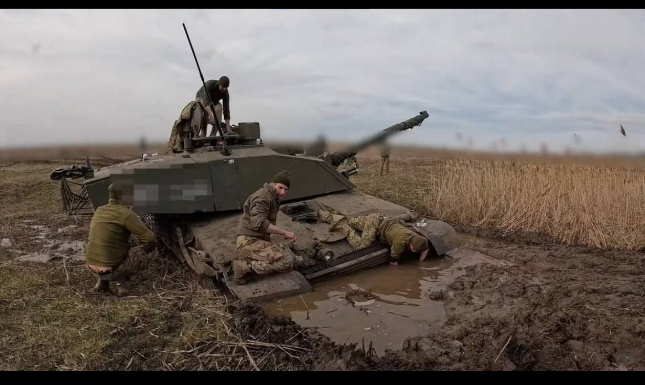 イギリスの戦車、チャレンジャー2、地面に沈む。ウクライナの大地ハードモード過ぎんよ
