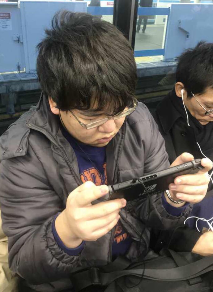 【画像】イケメン男性さん、電車でSwitchをしてしまうwmwmw