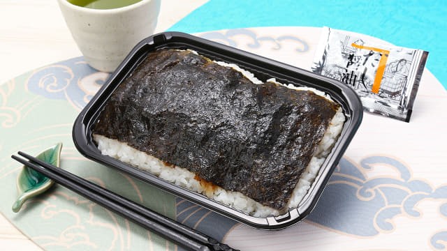 【ローソンストア100】お茶碗約2杯分超のご飯約400gにおかかと海苔をのせただけのまさに“のり弁”！だし醤油付きで税込300円也