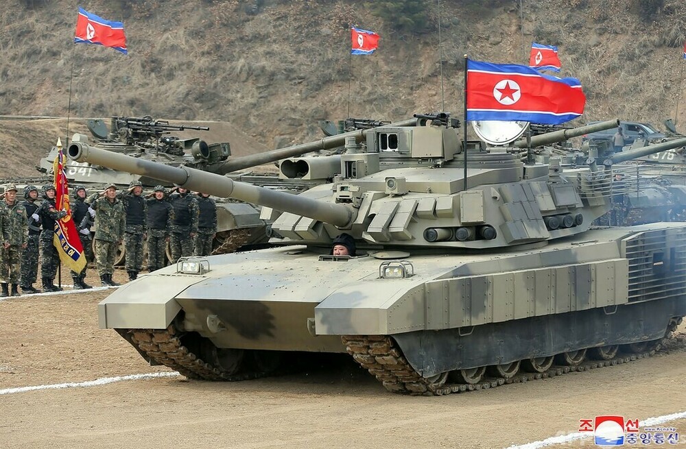 金正恩総書記、新型主力戦車のお披露目で自ら戦車を操縦する。おまえ、よくそこに入れたなｗ