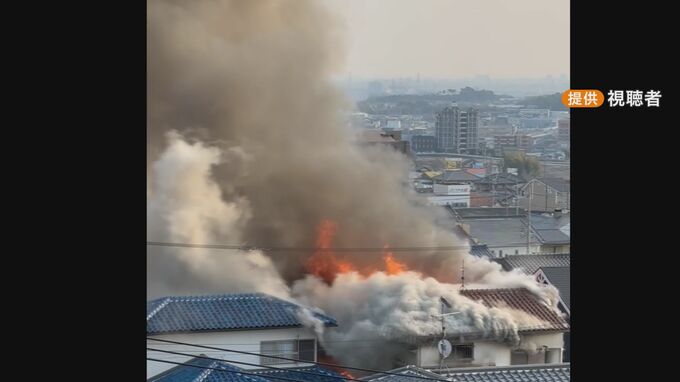 【火災】「電子レンジを使用していたところ 爆発した」と通報　木造２階建ての住宅全焼　１人が意識不明の重体…一度は逃げたが玄関で倒れているところ見つかる