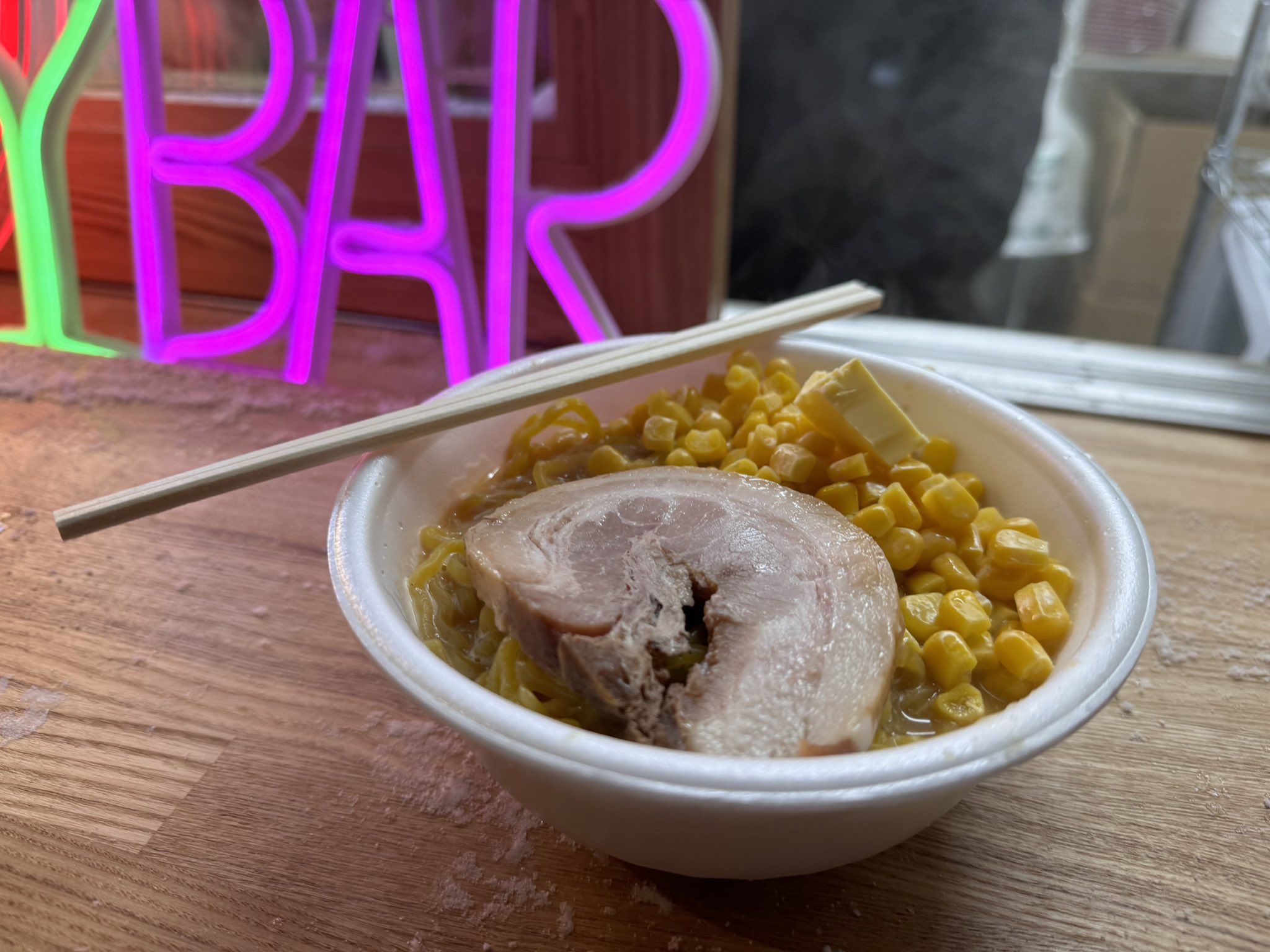 【画像】ホリエモンさんニセコでラーメン屋開業→ラーメンスープ（麺なし）2000円、麺あり2500円